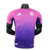 A nova camisa reserva da Alemanha apresenta degradê em rosa e roxo, inspirado na águia, com detalhes rosados na gola, ombros e recortes curvos. Logos Adidas e DFB em rosa.