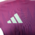 A nova camisa reserva da Alemanha apresenta degradê em rosa e roxo, inspirado na águia, com detalhes rosados na gola, ombros e recortes curvos. Logos Adidas e DFB em rosa.