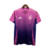 A nova camisa reserva da Alemanha apresenta degradê em rosa e roxo, inspirado na águia, com detalhes rosados na gola, ombros e recortes curvos. Logos Adidas e DFB em rosa.