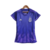 Camisa reserva Argentina Copa 2022 Feminina: cor violeta, gráficos de linhas diagonais formando raios de sol, gola frontal roxa, três listras roxas nos ombros. Escudo Argentina prateado, logo Adidas prateado e sol estilizado na nuca.