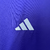 O manto feminino reserva da Argentina 2024 destaca o azul royal, homenageando Maradona. As listras celestes nos ombros representam a bandeira. Logos Adidas e AFA em celeste, com o patch de campeã mundial no peito.