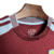 A nova camisa titular do Aston Villa 2024-2025 celebra 150 anos com design tradicional, grená com mangas azul celeste. Gola com listras grená e selo especial na nuca. Escudo e logos em branco.