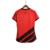 A nova camisa titular do Athletico Paranaense tem cor vermelha predominante com faixas diagonais pretas na parte inferior esquerda. Gola redonda, punhos, escudo e logo da Umbro em preto. Na nuca, frase 'Só se veste por Amor' e logo Umbro.