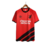 A nova camisa titular do Athletico Paranaense tem cor vermelha predominante com faixas diagonais pretas na parte inferior esquerda. Gola redonda, punhos, escudo e logo da Umbro em preto. Na nuca, frase 'Só se veste por Amor' e logo Umbro.