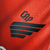 A nova camisa titular do Athletico Paranaense tem cor vermelha predominante com faixas diagonais pretas na parte inferior esquerda. Gola redonda, punhos, escudo e logo da Umbro em preto. Na nuca, frase 'Só se veste por Amor' e logo Umbro.