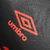 A camisa três do Athletico Paranaense é preta com quatro faixas diagonais vermelhas na parte inferior. Escudo e logo da Umbro também em vermelho, com os diamantes da Umbro em jaquard nas mangas.