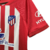 Camisa titular do Atlético de Madrid adota um design clássico, com listras vermelhas e brancas na frente. Escudo Atletico de Madrid e logo da Nike bordados. A bandeira da Espanha é vista na nuca.