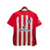 Camisa titular do Atlético de Madrid adota um design clássico, com listras vermelhas e brancas na frente. Escudo Atletico de Madrid e logo da Nike bordados. A bandeira da Espanha é vista na nuca.