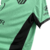 Nova 3ª camisa do Atlético de Madrid: verde, destaca sustentabilidade, gola redonda com detalhes pretos, aplicação do escudo e logotipos em preto ao longo do kit.