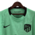 Nova 3ª camisa do Atlético de Madrid: verde, destaca sustentabilidade, gola redonda com detalhes pretos, aplicação do escudo e logotipos em preto ao longo do kit.