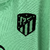 Nova 3ª camisa do Atlético de Madrid: verde, destaca sustentabilidade, gola redonda com detalhes pretos, aplicação do escudo e logotipos em preto ao longo do kit.