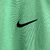 Nova 3ª camisa do Atlético de Madrid: verde, destaca sustentabilidade, gola redonda com detalhes pretos, aplicação do escudo e logotipos em preto ao longo do kit.