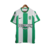 Camisa titular Atlético Nacional 2023 Nike: Camisa com três listras verdes e duas brancas, com detalhes verdes na gola e na barra da manga. Escudo Atletico Nacional de Medellín e logo Nike bordados.