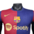 O novo kit do Barça homenageia o primeiro modelo do clube, com metades vermelha e azul na frente, e invertidas atrás. Detalhes azul marinho, número 125 na gola. Logos Nike e Spotify em dourado.