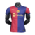 O novo kit do Barça homenageia o primeiro modelo do clube, com metades vermelha e azul na frente, e invertidas atrás. Detalhes azul marinho, número 125 na gola. Logos Nike e Spotify em dourado.