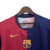 O novo kit do Barça homenageia o primeiro modelo do clube, com metades vermelha e azul na frente, e invertidas atrás. Detalhes azul marinho, número 125 na gola. Logos Nike e Spotify em dourado.