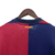 O novo kit do Barça homenageia o primeiro modelo do clube, com metades vermelha e azul na frente, e invertidas atrás. Detalhes azul marinho, número 125 na gola. Logos Nike e Spotify em dourado.