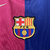 O novo kit do Barça homenageia o primeiro modelo do clube, com metades vermelha e azul na frente, e invertidas atrás. Detalhes azul marinho, número 125 na gola. Logos Nike e Spotify em dourado.