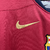 O novo kit do Barça homenageia o primeiro modelo do clube, com metades vermelha e azul na frente, e invertidas atrás. Detalhes azul marinho, número 125 na gola. Logos Nike e Spotify em dourado.