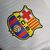 Camisa reserva Barcelona: Branca com mangas brancas, punhos vermelhos e azuis. Escudo retrô à esquerda do peito, logo Nike e patrocínio Spotify em azul. Retorno à história de Cruyff.