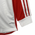 Camisa titular manga longa do Bayern de Munique 2023-2024 é branca com gola redonda vermelha. Escudo e logo da Adidas em vermelho. Inscrições dentro da gola e na nuca em vermelho.