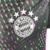 Camisa reserva Bayern Munique: preta, diamonds verde e violeta formam mapa mundi. Três listras, faixas e dorsais violeta. 'MIA SAN MIA' na nuca em verde. Escudo e logo Adidas monocromáticos.