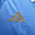 Reserva belga inspirado em 'As Aventuras de Tintim': azul celeste predominante, detalhes brancos. Logo dourado da Adidas no peito direito, escudo da federação no esquerdo. Na nuca, coroa em dourado, homenageia 130 anos da federação.