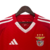 A nova camisa titular do Benfica tem chevrons em relevo vermelho encarnado na frente. Gola V branca com nuca vermelha, mangas vermelhas com três listras brancas nos ombros. Escudo e logo Adidas em branco.