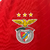 A nova camisa titular do Benfica tem chevrons em relevo vermelho encarnado na frente. Gola V branca com nuca vermelha, mangas vermelhas com três listras brancas nos ombros. Escudo e logo Adidas em branco.