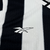 Logotipo Reebok gravado na camisa titular 2024 do Botafogo. Gravado em material sintético TPU na cor branca.