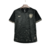 Camisa reserva do Botafogo 24/25 'Forjado no Fogo' vista de frente é preta, com grafismo de chamas em jacquard. Gola e mangas seguem o mesmo padrão. Escudo Botafogo e logo Reebok em bronze.