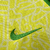 Nova camisa titular Brasil: amarelo claro com linhas representando fauna e cultura. Gola V verde, Swoosh e punhos verdes. Detalhes ondulados no uniforme reserva. Selo 'Brasil Para Todos' e bandeira estilizada na gola. Escudo centralizado