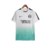 Camisa especial do Brighton para a Europa League tem degradê de branco para turquesa com imagem do Royal Pavilion. Detalhes pretos nas mangas e laterais, Swoosh preto da Nike, escudo em branco e preto.