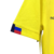 Nova camisa titular do Equador 2022: amarela com padrão ziguezague, gola azul, detalhes azul nos ombros e punhos. Escudo e logo Marathon, silhueta do país na nuca. Selos internos com nome, cultura e regiões.