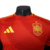 A nova camisa da Espanha para a Euro é vermelha com detalhes amarelos nas laterais, gola e mangas. O design tem ondas em tom mais escuro e um cravo na nuca. O logo da Adidas e o escudo são amarelos.