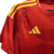 A nova camisa da Espanha para a Euro é vermelha com detalhes amarelos nas laterais, gola e mangas. O design tem ondas em tom mais escuro e um cravo na nuca. O logo da Adidas e o escudo são amarelos.