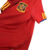 camisa titular da Espanha Adidas masculina 2010: Vermelho predominante, com detalhes em amarelo e friso azul nas mangas. Escudo da Espanha e logo Adidas bordados.