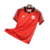 Camisa Lifestyler Flamengo 2024 traz vermelho enérgico, gola polo preta com friso e detalhe triangular. Monograma retrô com estrelas, logo Adidas Trevo em branco. Tecido jacquard com linhas e losangos.