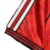 Manga da camisa Lifestyler Flamengo 2024 com detalhes em vermelho e preto na barra da manga. Listras da adidas brancas, com detalhes em vermelho e preto.