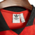 Gola polo da camisa Lifestyle Flamengo 2024 com detalhe triangular em preto, mesma cor da gola.