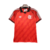 Camisa Lifestyler Flamengo 2024 vista de frente traz vermelho enérgico, gola polo preta com friso e detalhe triangular. Monograma CRF retrô com estrelas, logo Adidas retrô branco. Tecido jacquard com linhas e losangos.