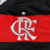 Nova camisa feminina titular Flamengo: listras rubro-negras mais finas, gola V preta com detalhe vermelho. Ombros pretos, mangas com punhos vermelhos e frisos prateados. Escudo Flamengo e logo Adidas bordados.