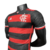 Nova camisa titular Flamengo: listras rubro-negras mais finas, gola V preta com detalhe vermelho. Ombros pretos, mangas com punhos vermelhos e frisos prateados. Laterais e barra traseira vermelhas. Monograma 'CRF' prateado, assim como o logo Adidas.