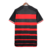 camisa titular Flamengo 2024 rubro-negra vista de costas. Frisos em prata e vermelho nas mangas. Variação na espessura das listras ao longo da camisa.