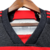 Detalhes da gola da camisa titular do Flamengo 2024. Gola V preta, com detalhes em prata e vermelho. Detalhe vermelho na parte interna.