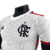 A nova camisa reserva do Flamengo é branca, com padrão texturizado e detalhes ondulados, inspirados no apoio da torcida. Gola V e detalhes em vermelho.Logo Adidas em preto.