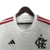 Peitoral da camisa Flamengo II 2024 branca, com listras vermelhas nos ombros, textura em ondas, remetendo ao apoio do torcedor. Escudo CRF e logo Adidas em preto bordados.