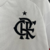 Monograma CRF do Flamengo bordado em preto na camisa reserva branca. Textura de ondas que remetem ao apoio do torcedor ao time.