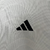 Logotipo da Adidas bordado em preto na camisa reserva 2024 branca. Textura de ondas que remetem ao apoio do torcedor ao time.