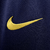 Camisa titular da França 2022: azul marinho com detalhes de folha de carvalho e ramo de oliveira na gola e nos punhos. Swoosh dourado da Nike à direita, escudo da Federação Francesa à esquerda.